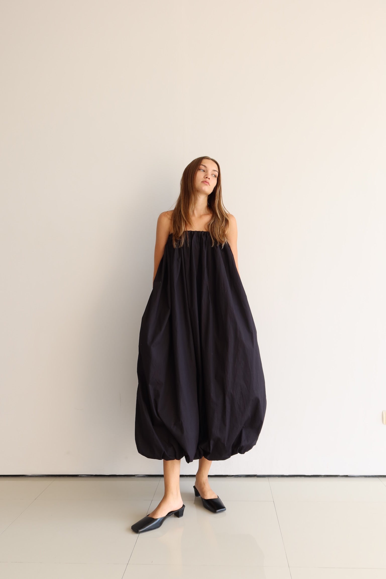 Das trägerlose Ballonkleid